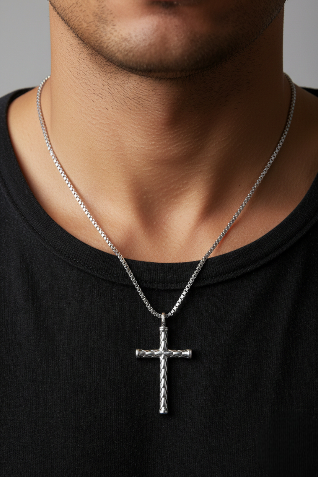 Collar Cruz Hombre<br> Cruz Rústica Oro Blanco